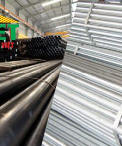 Thép có nhược điểm là dễ bị ăn mòn trong điều kiện mưa ẩm hay không khí